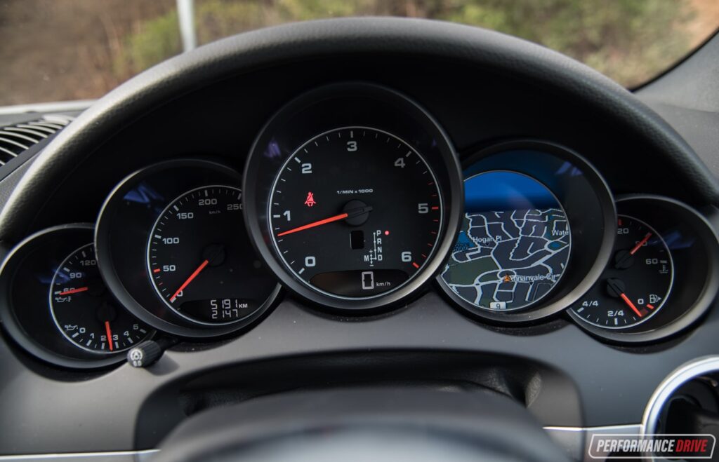 porsche-cayenne-gauge-cluster